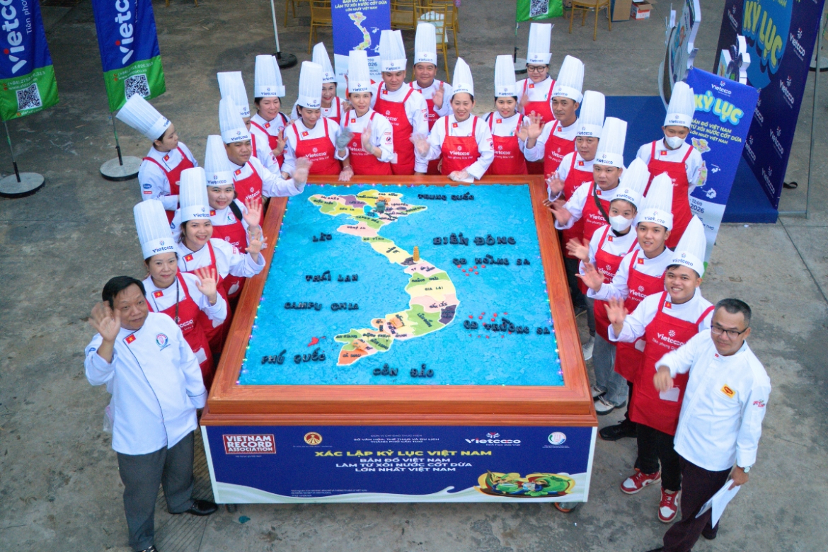 Can Tho sets record with giant Vietnam map made of sticky rice, coconut milk